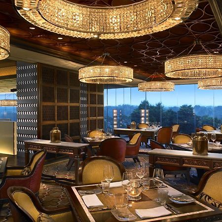 The Leela Ambience Gurugram Hotel & Residences - The Luxury Urban Sanctuary Gurgaon Restoran fotoğraf The interior of the restaurant