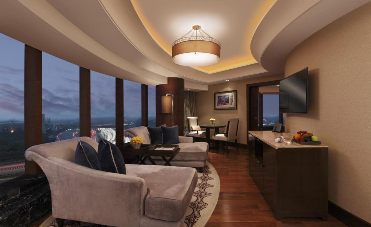 The Leela Ambience Gurugram Hotel & Residences - The Luxury Urban Sanctuary Gurgaon Dış mekan fotoğraf A suite at the hotel