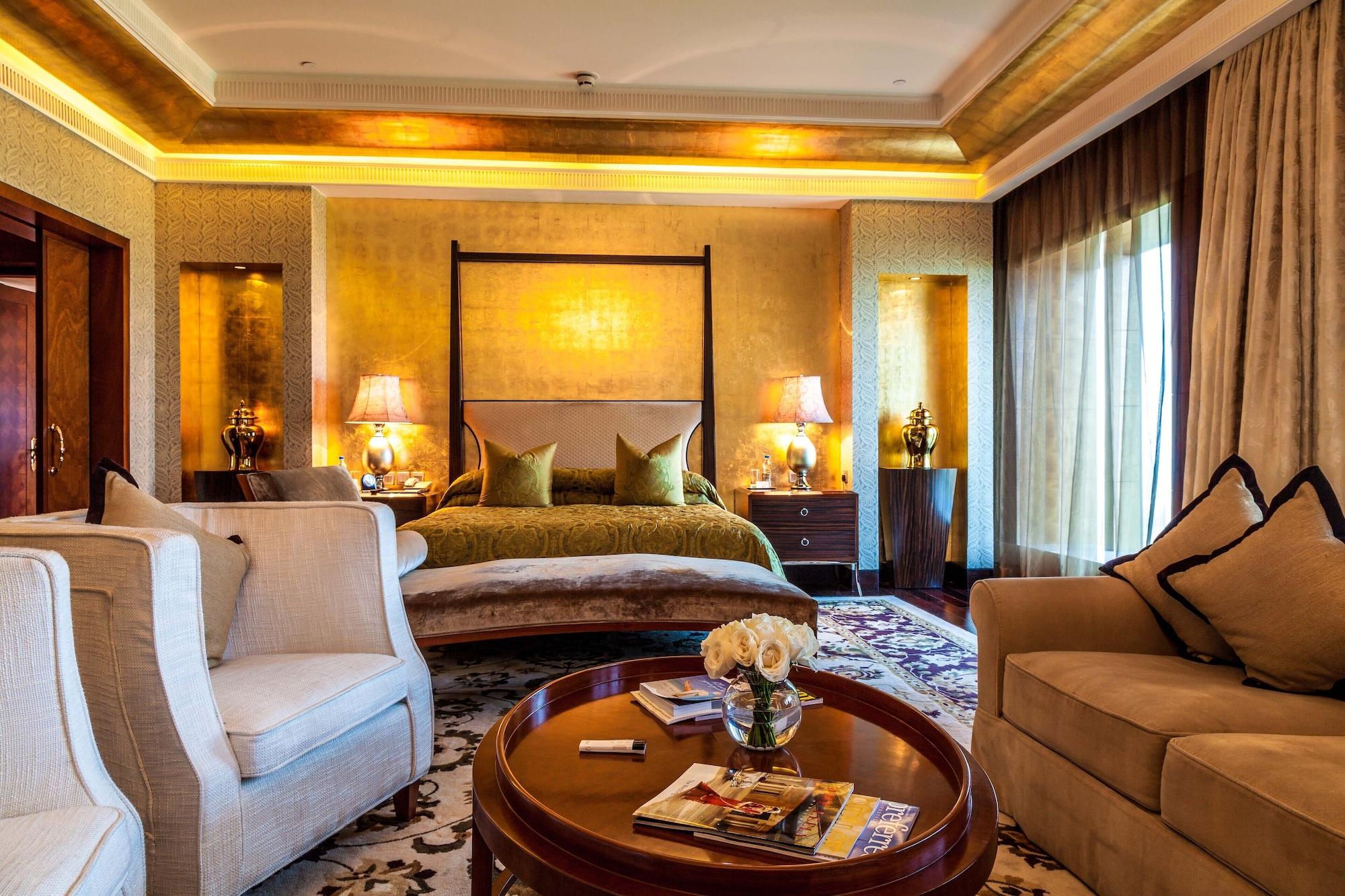 The Leela Ambience Gurugram Hotel & Residences - The Luxury Urban Sanctuary Gurgaon Dış mekan fotoğraf A suite at the Taj Mahal Palace