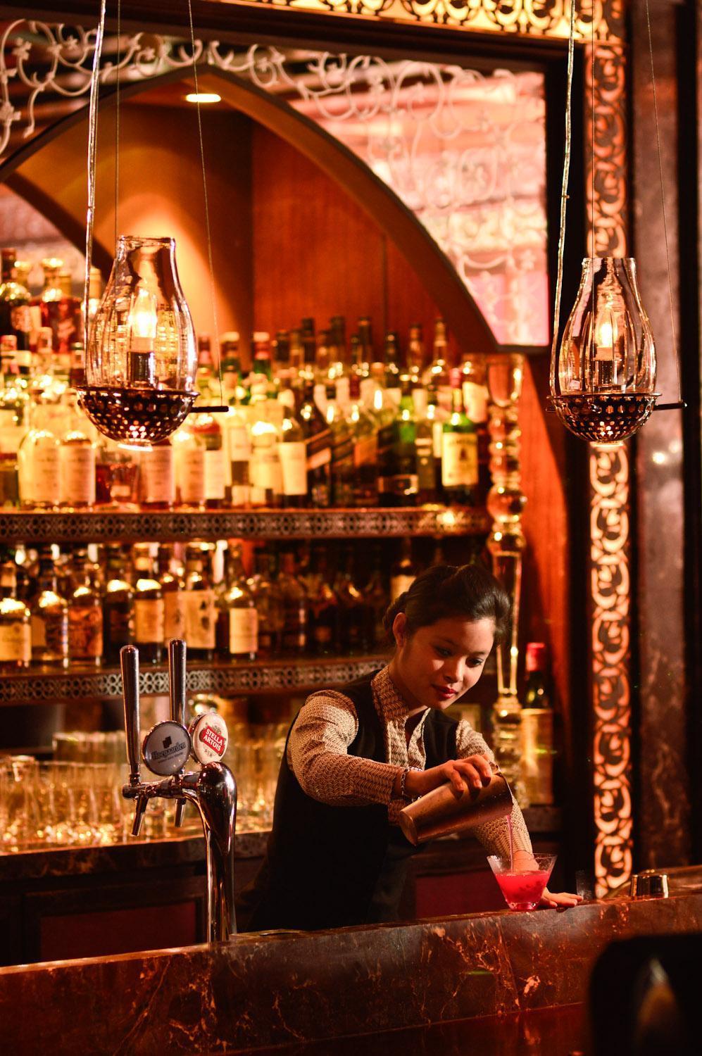 The Leela Ambience Gurugram Hotel & Residences - The Luxury Urban Sanctuary Gurgaon Dış mekan fotoğraf The bar at the Monkey Bar