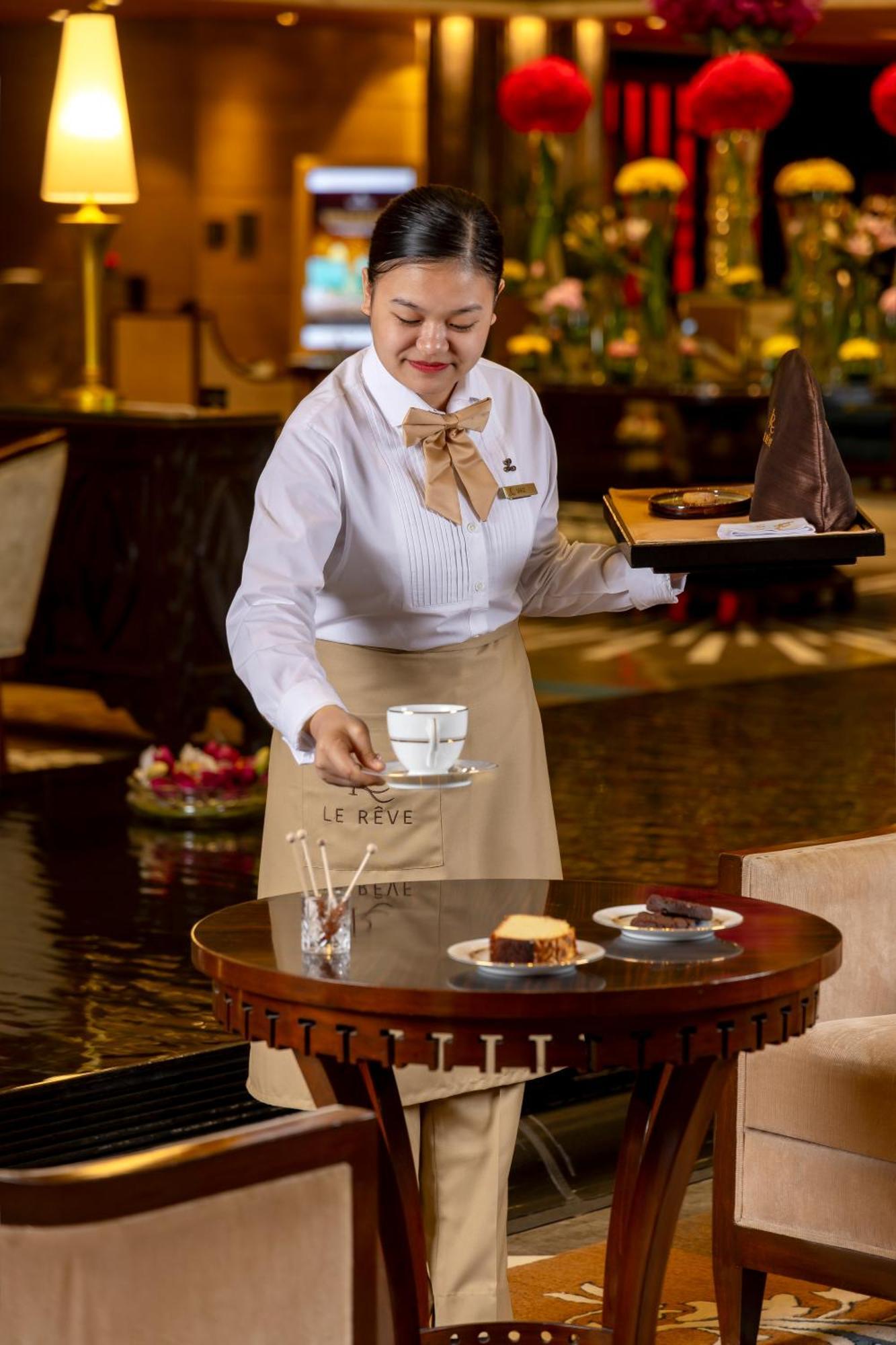 The Leela Ambience Gurugram Hotel & Residences - The Luxury Urban Sanctuary Gurgaon Dış mekan fotoğraf A server at work