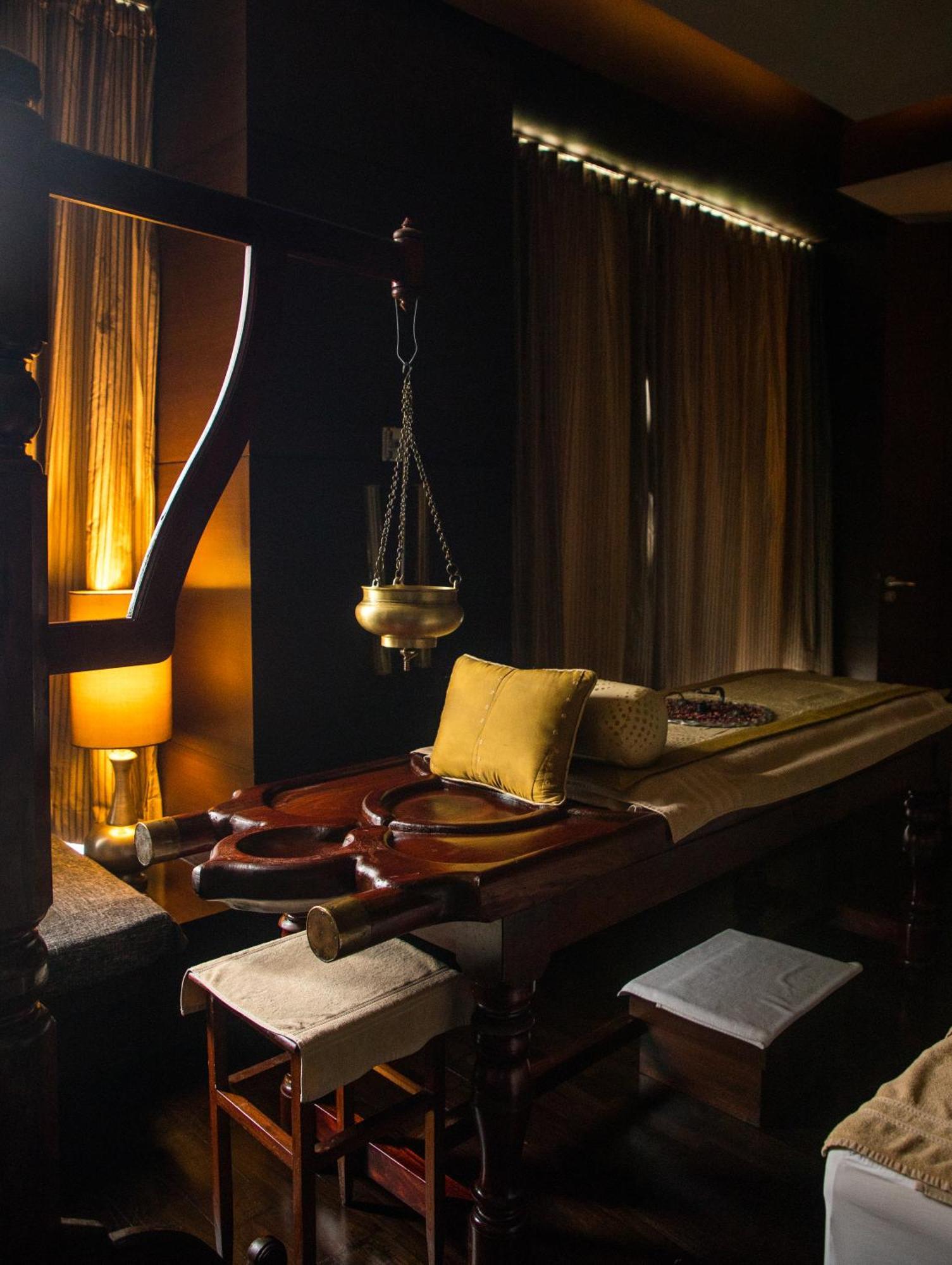 The Leela Ambience Gurugram Hotel & Residences - The Luxury Urban Sanctuary Gurgaon Dış mekan fotoğraf Ayurvedic massage table