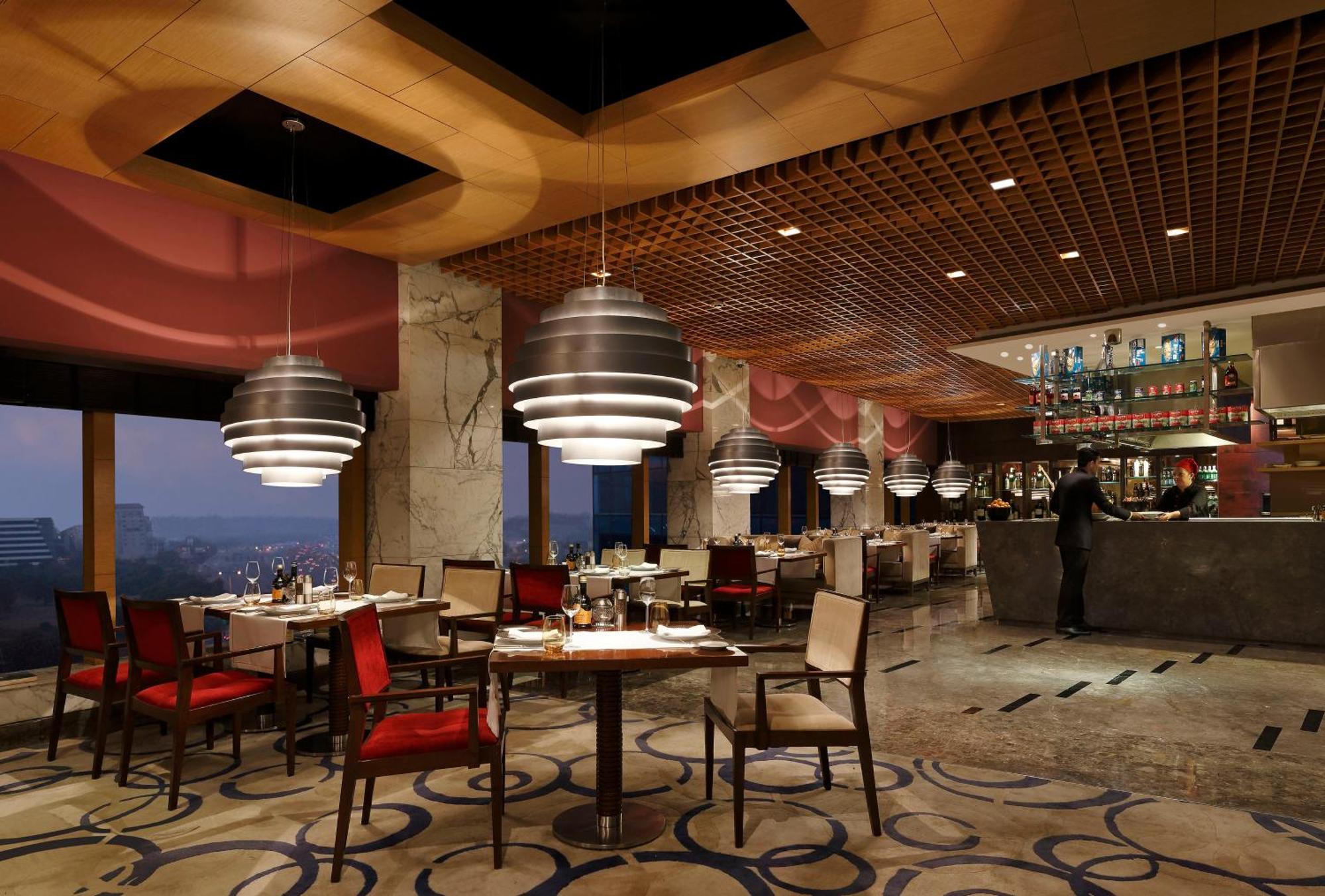 The Leela Ambience Gurugram Hotel & Residences - The Luxury Urban Sanctuary Gurgaon Dış mekan fotoğraf The restaurant