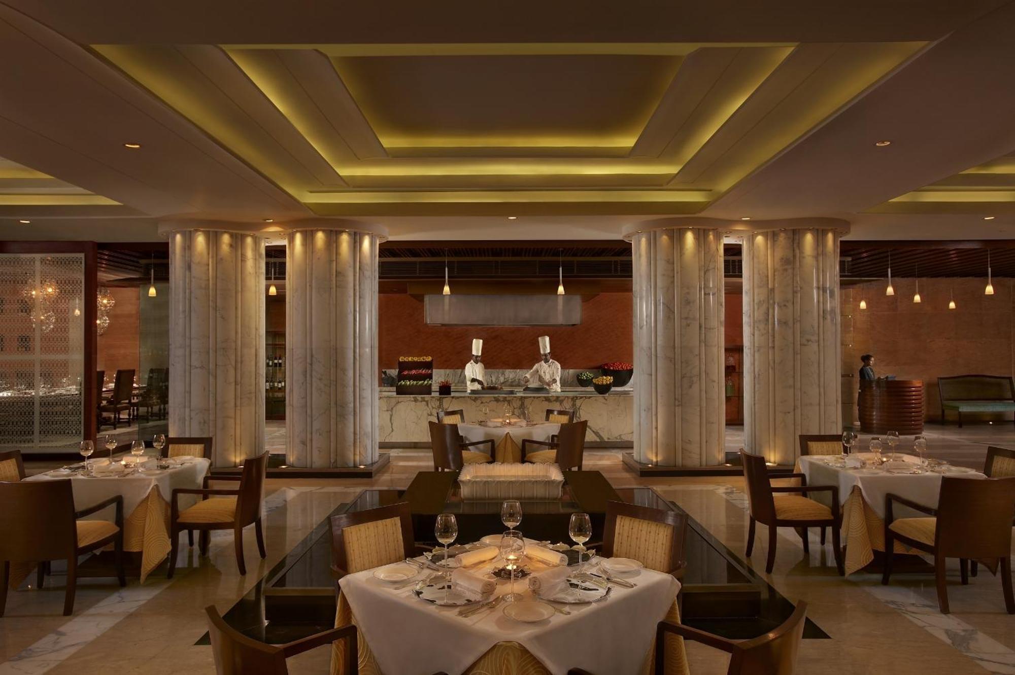 The Leela Ambience Gurugram Hotel & Residences - The Luxury Urban Sanctuary Gurgaon Restoran fotoğraf The restaurant