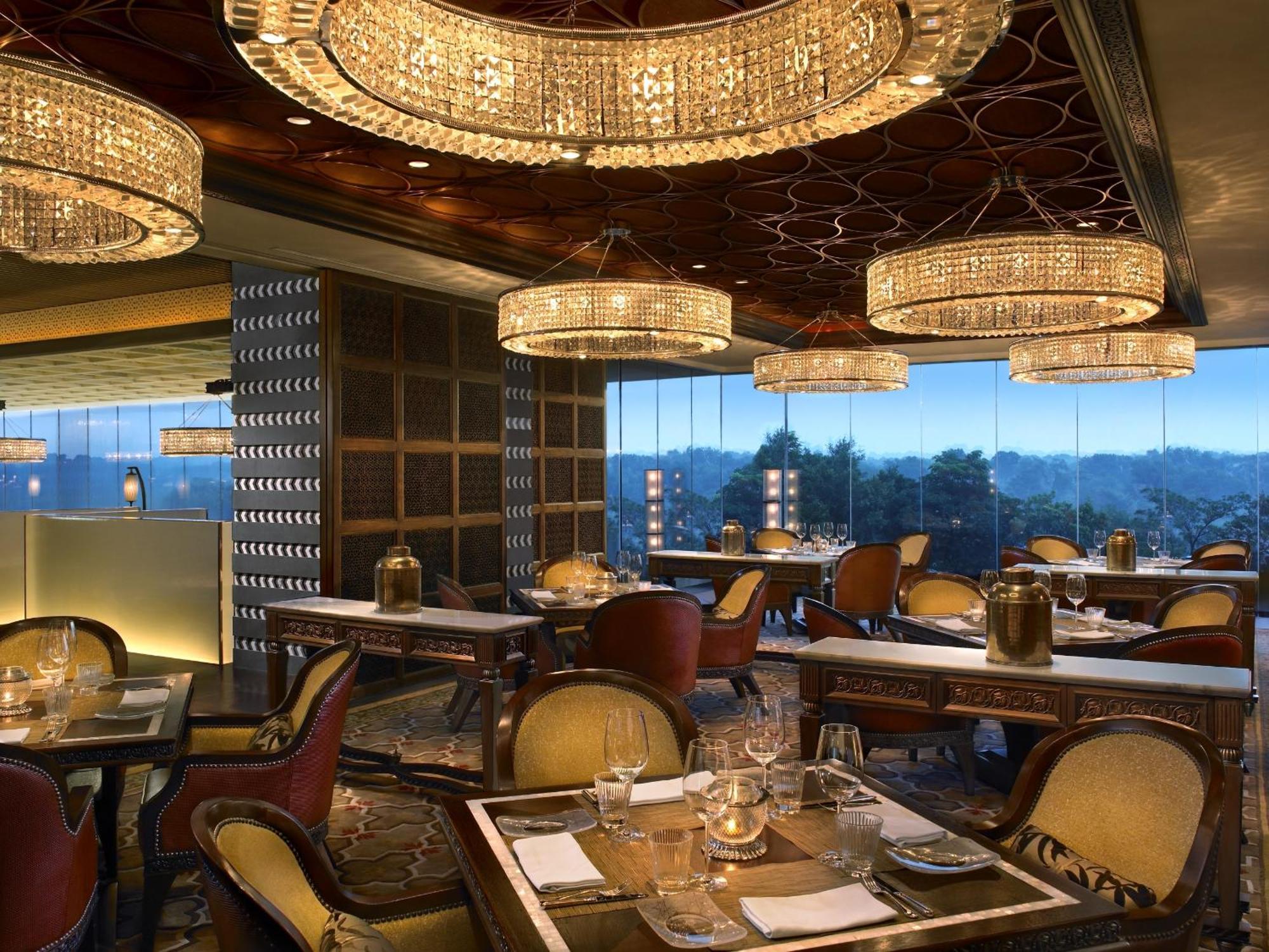 The Leela Ambience Gurugram Hotel & Residences - The Luxury Urban Sanctuary Gurgaon Restoran fotoğraf The interior of the restaurant