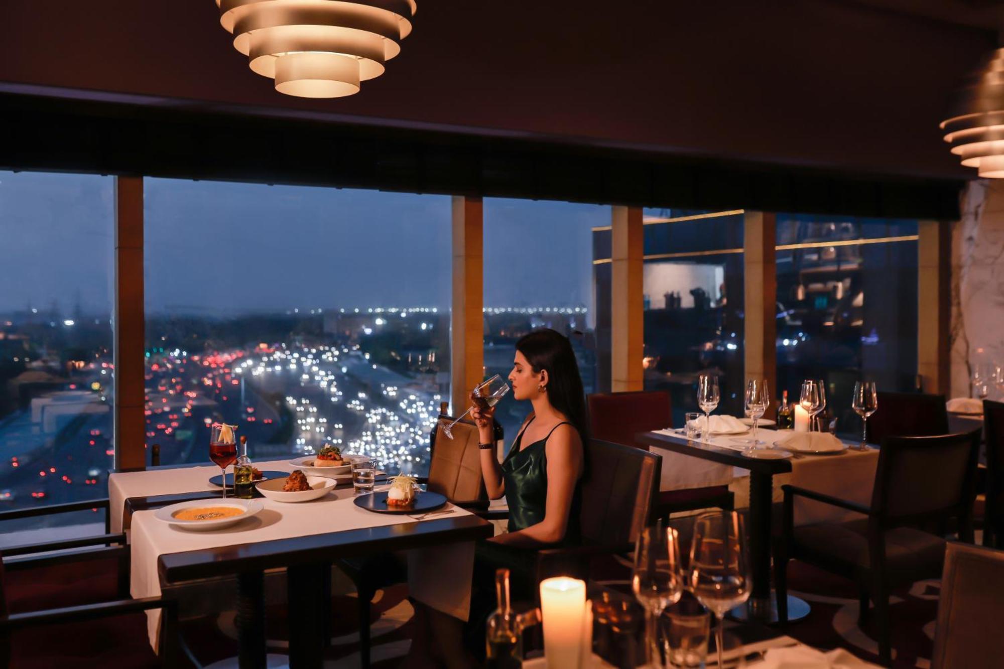 The Leela Ambience Gurugram Hotel & Residences - The Luxury Urban Sanctuary Gurgaon Dış mekan fotoğraf The View