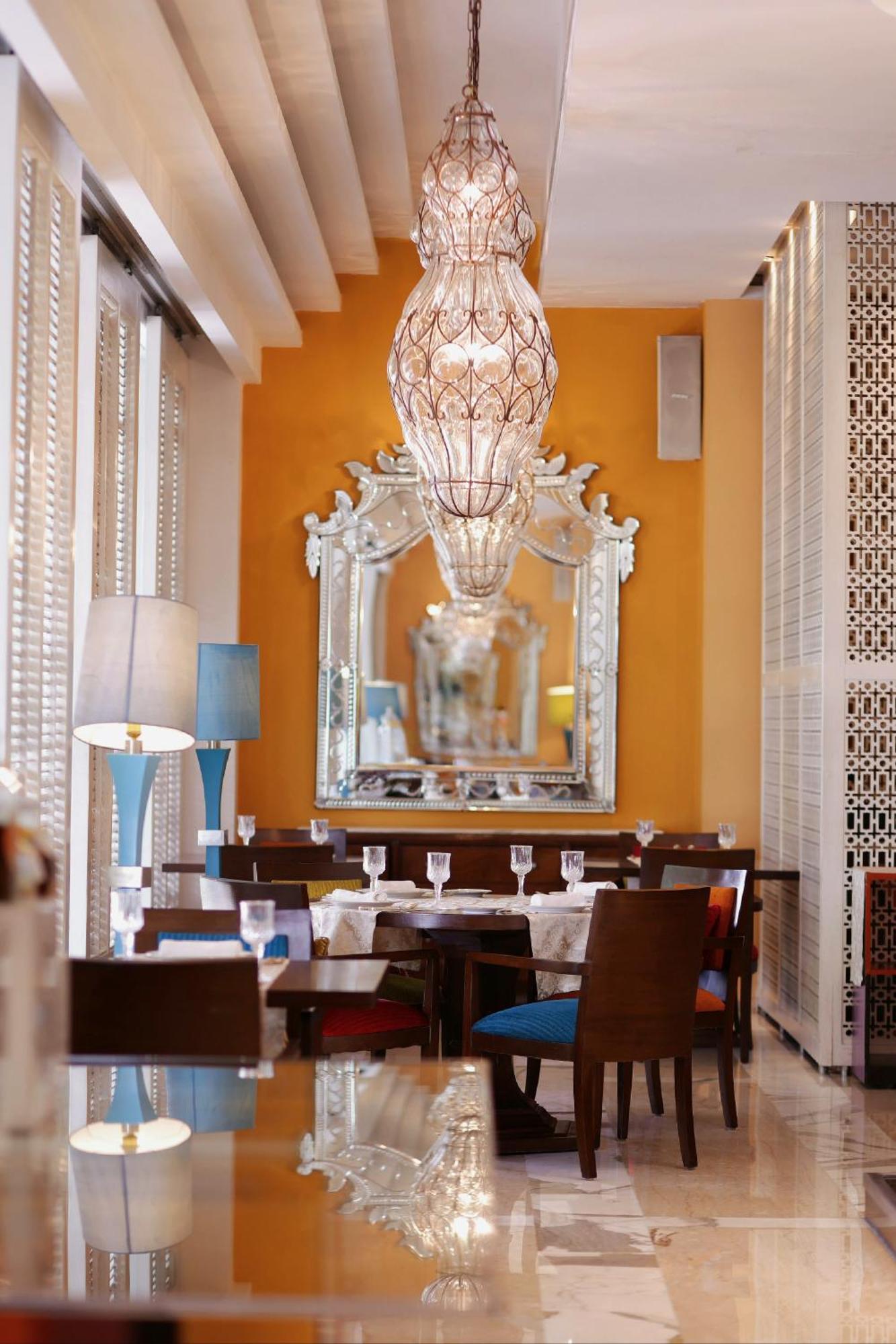 The Leela Ambience Gurugram Hotel & Residences - The Luxury Urban Sanctuary Gurgaon Dış mekan fotoğraf The restaurant