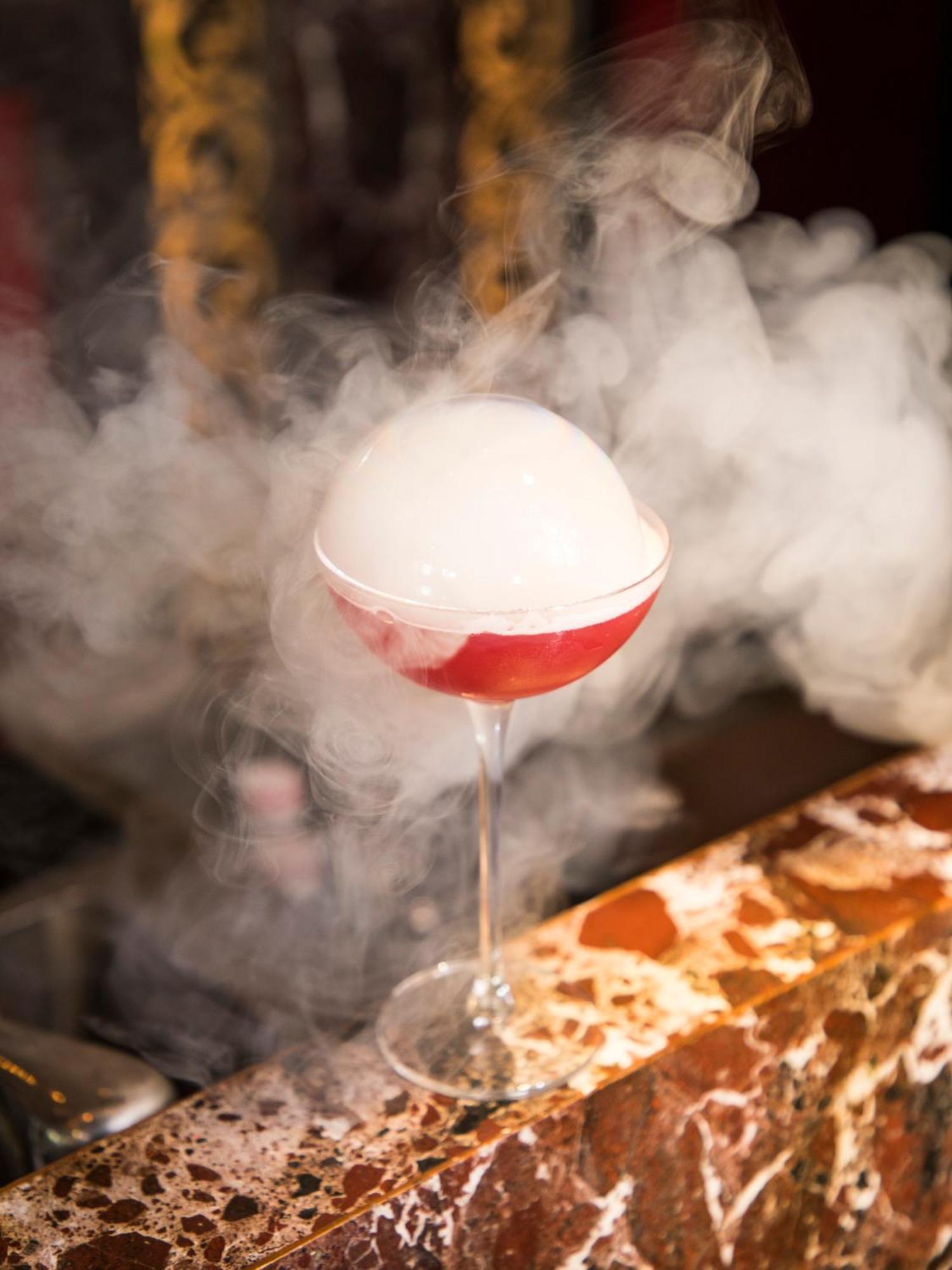 The Leela Ambience Gurugram Hotel & Residences - The Luxury Urban Sanctuary Gurgaon Dış mekan fotoğraf A dry ice cocktail