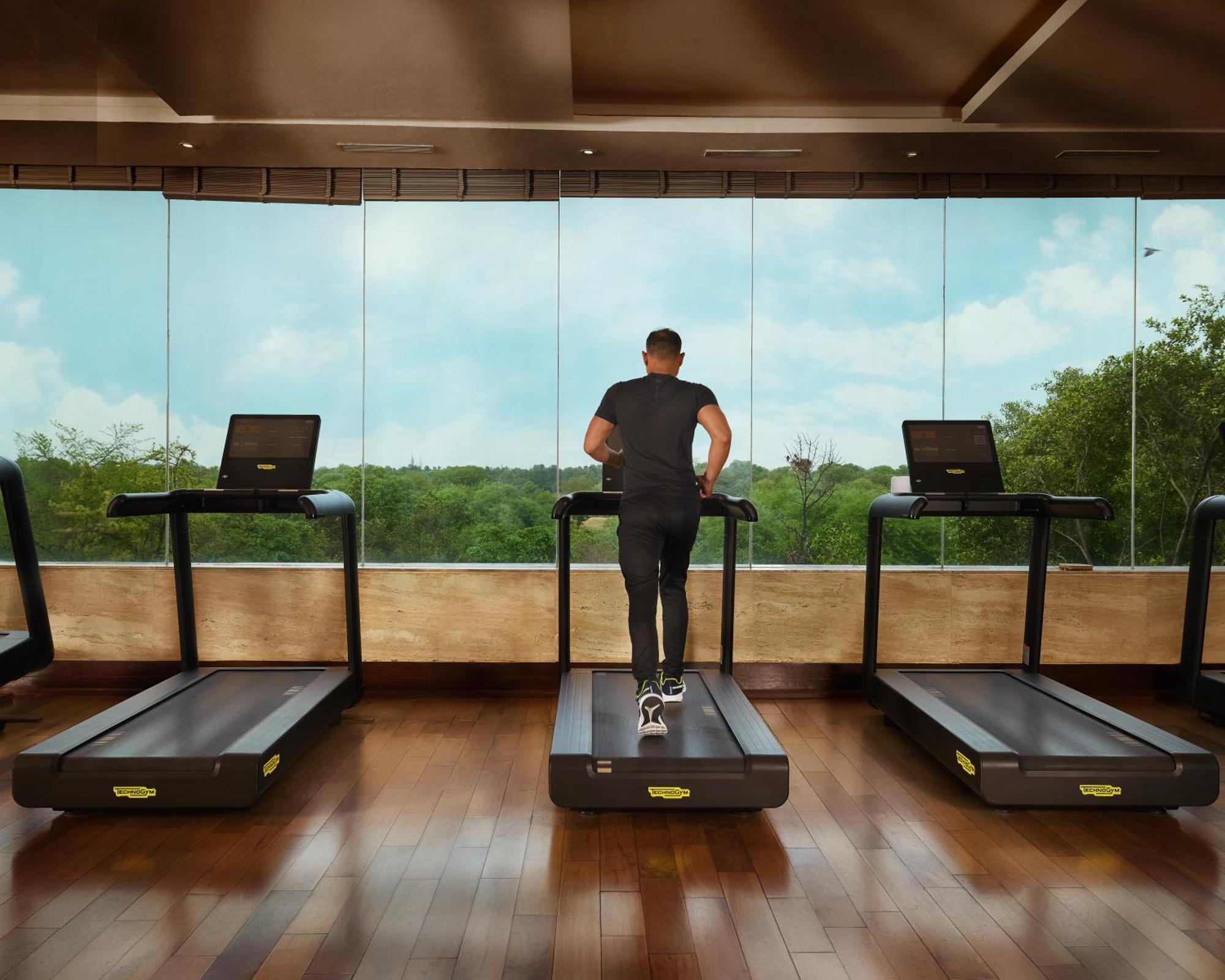The Leela Ambience Gurugram Hotel & Residences - The Luxury Urban Sanctuary Gurgaon Dış mekan fotoğraf A man on a treadmill