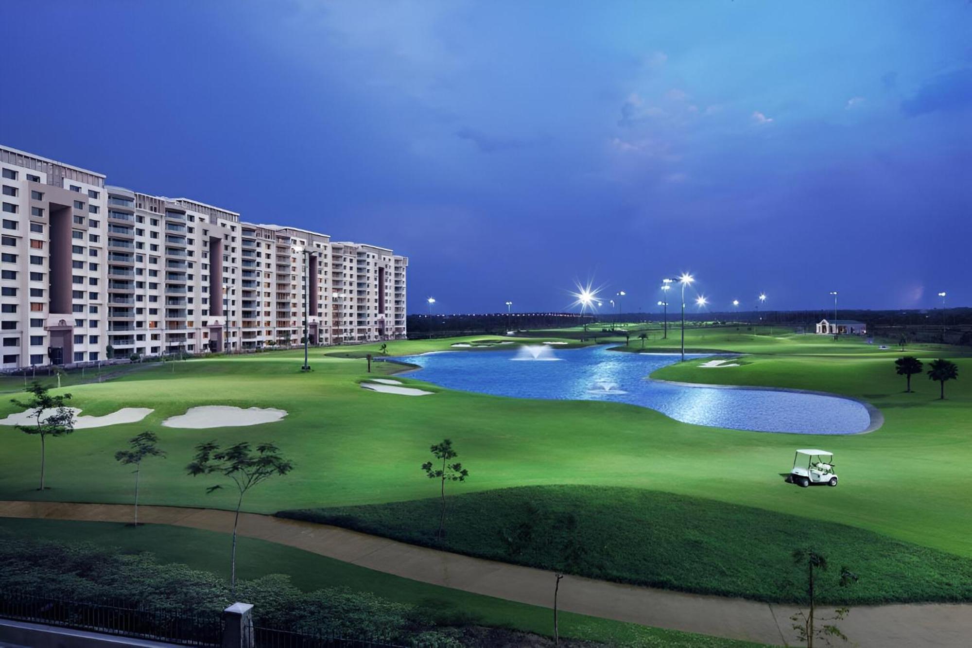 The Leela Ambience Gurugram Hotel & Residences - The Luxury Urban Sanctuary Gurgaon Dış mekan fotoğraf Golf Course at the City of Dreams Manila