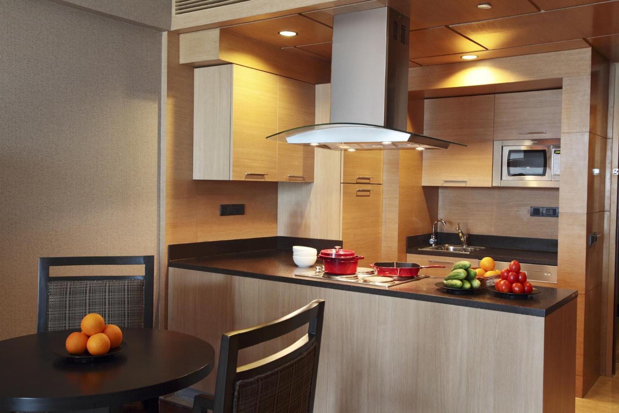 The Leela Ambience Gurugram Hotel & Residences - The Luxury Urban Sanctuary Gurgaon Dış mekan fotoğraf A modern kitchen