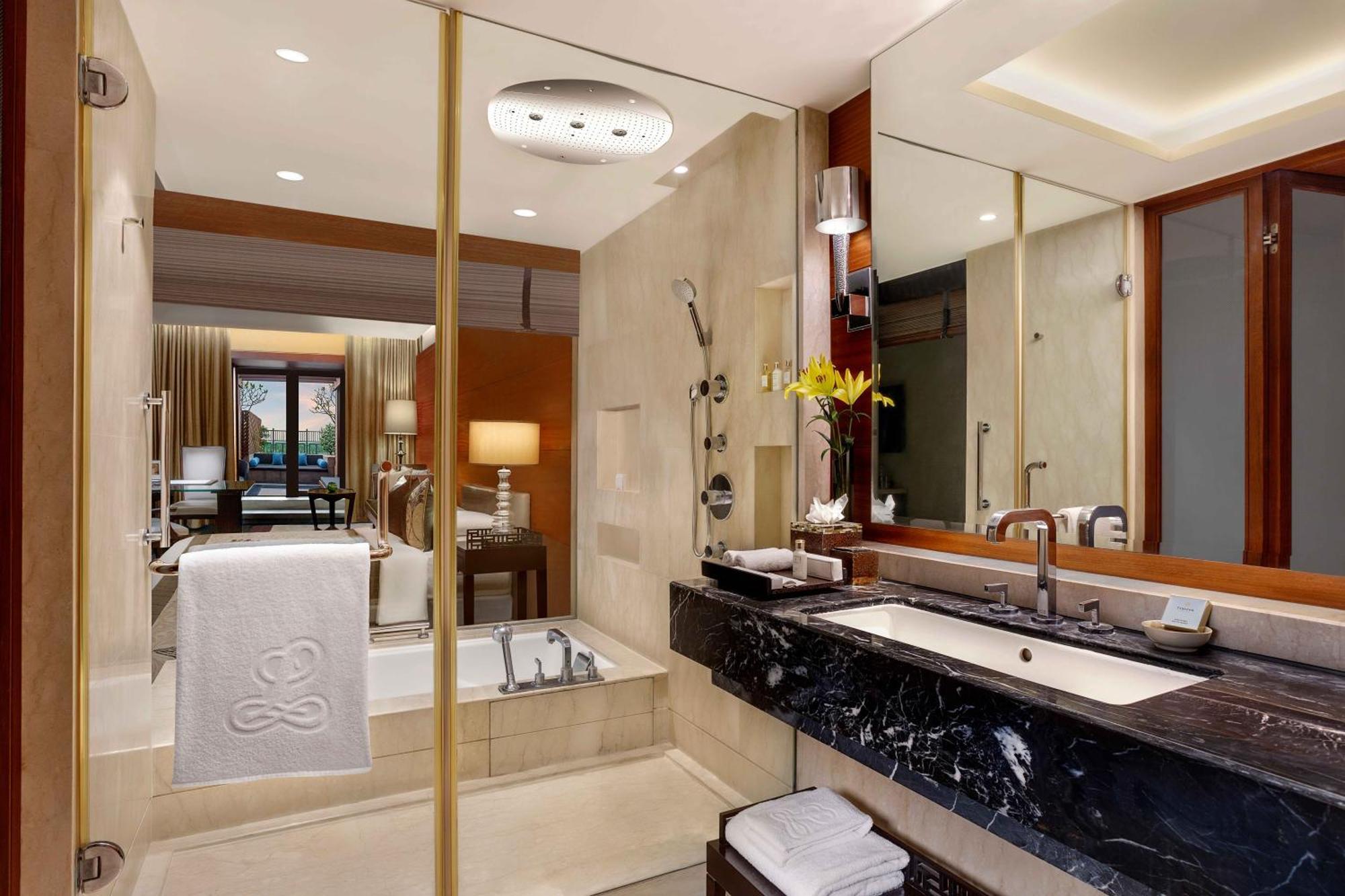 The Leela Ambience Gurugram Hotel & Residences - The Luxury Urban Sanctuary Gurgaon Dış mekan fotoğraf Bathroom