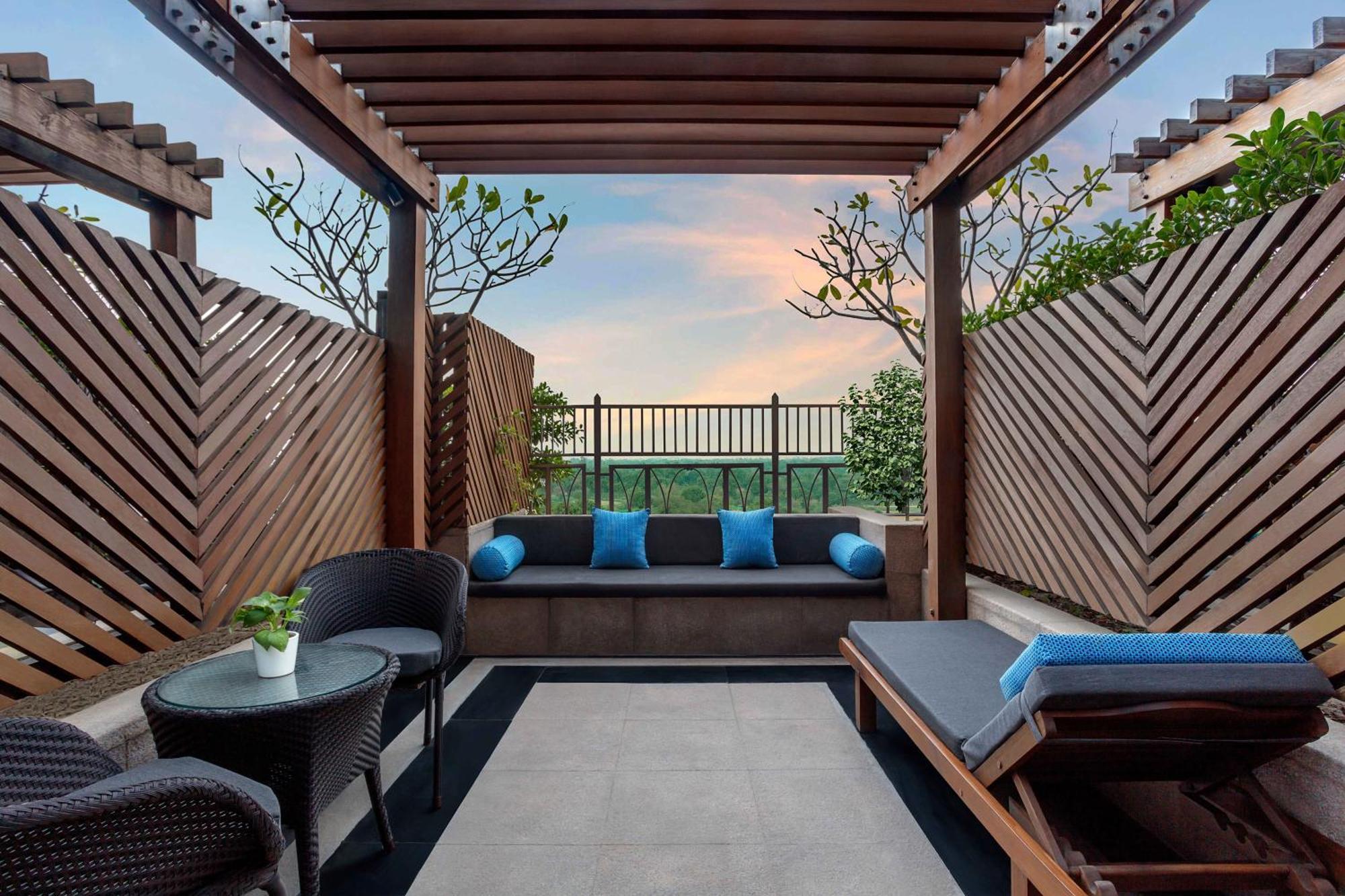 The Leela Ambience Gurugram Hotel & Residences - The Luxury Urban Sanctuary Gurgaon Dış mekan fotoğraf The Terrace at the hotel