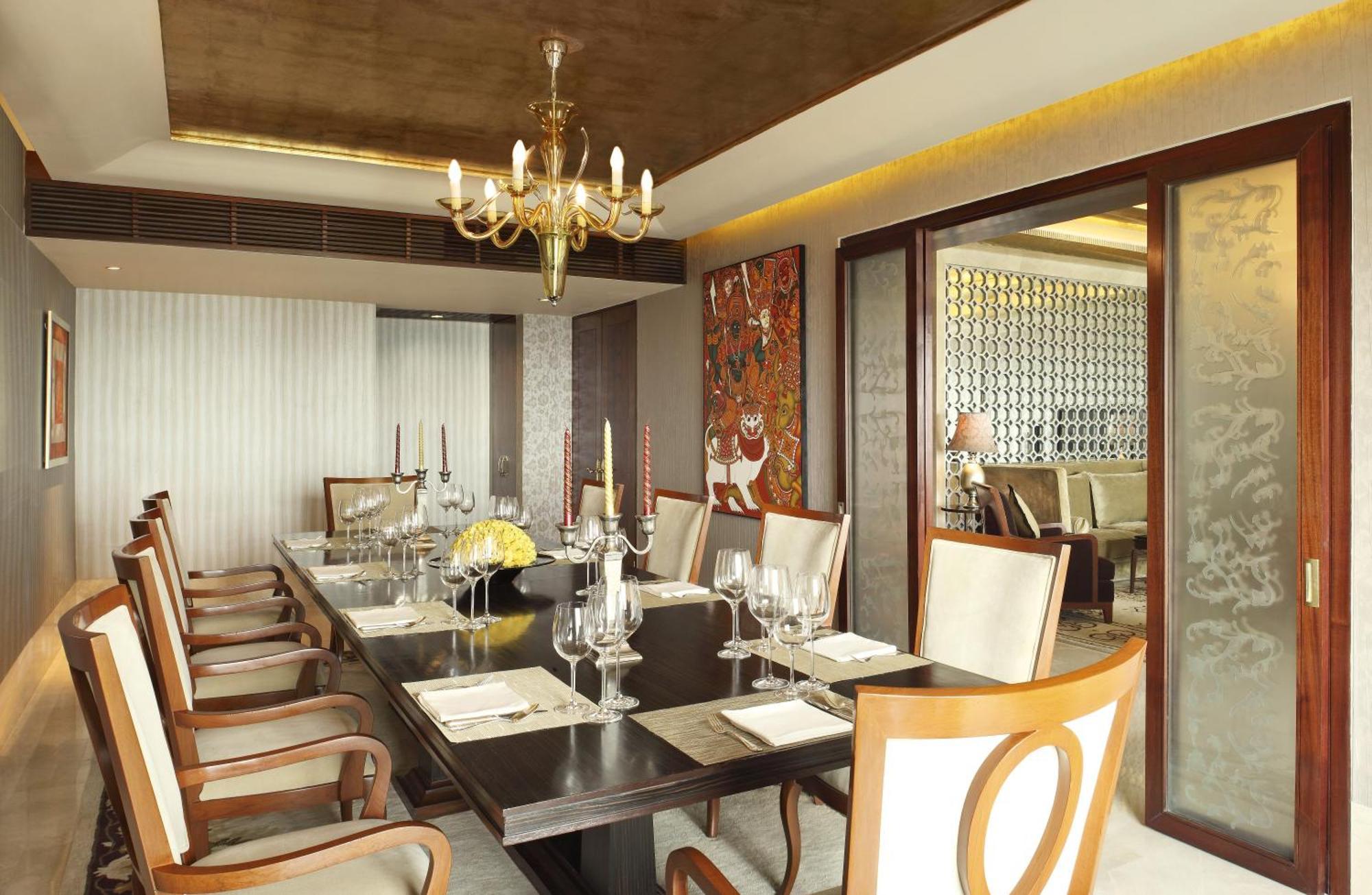 The Leela Ambience Gurugram Hotel & Residences - The Luxury Urban Sanctuary Gurgaon Dış mekan fotoğraf A dining room