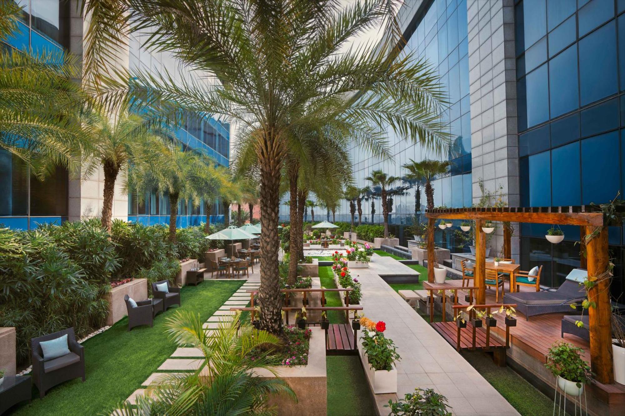 The Leela Ambience Gurugram Hotel & Residences - The Luxury Urban Sanctuary Gurgaon Dış mekan fotoğraf The Park, Hyderabad