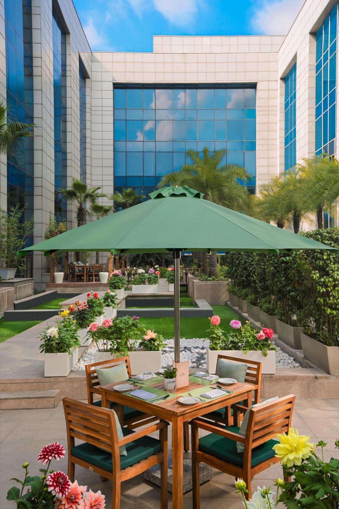 The Leela Ambience Gurugram Hotel & Residences - The Luxury Urban Sanctuary Gurgaon Dış mekan fotoğraf A patio umbrella