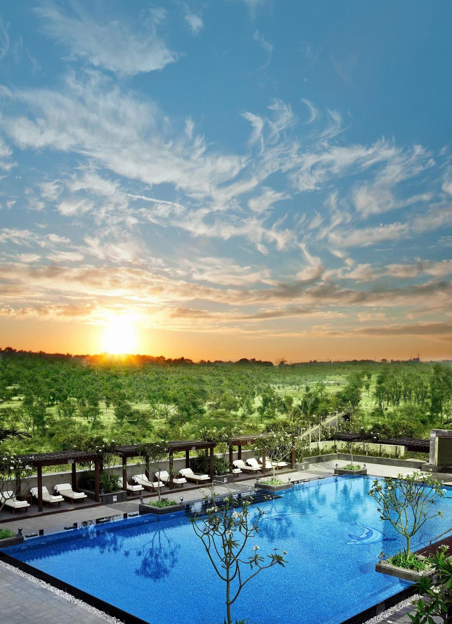 The Leela Ambience Gurugram Hotel & Residences - The Luxury Urban Sanctuary Gurgaon Dış mekan fotoğraf Sunset at the vineyard