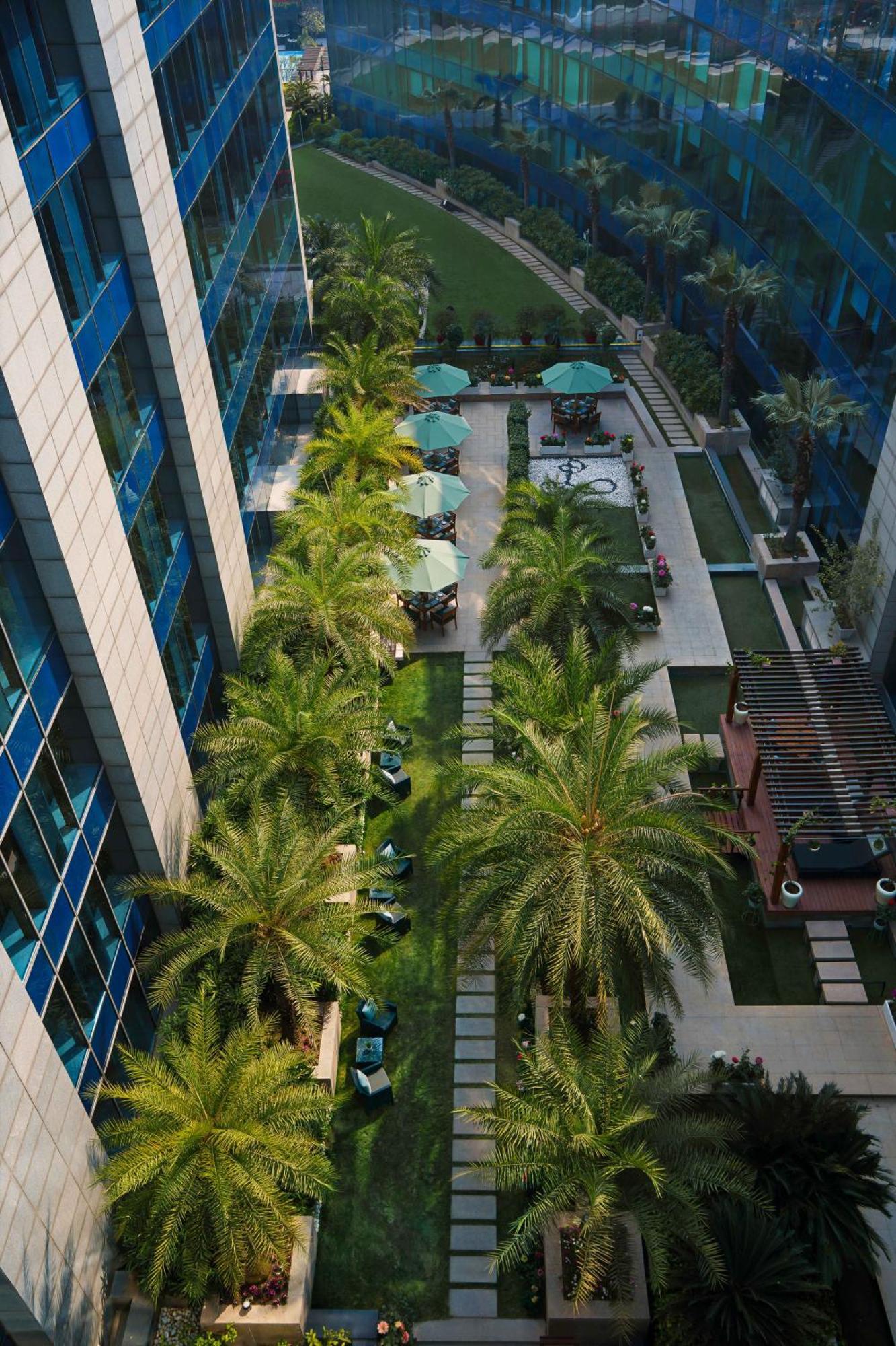 The Leela Ambience Gurugram Hotel & Residences - The Luxury Urban Sanctuary Gurgaon Dış mekan fotoğraf The courtyard of the hotel