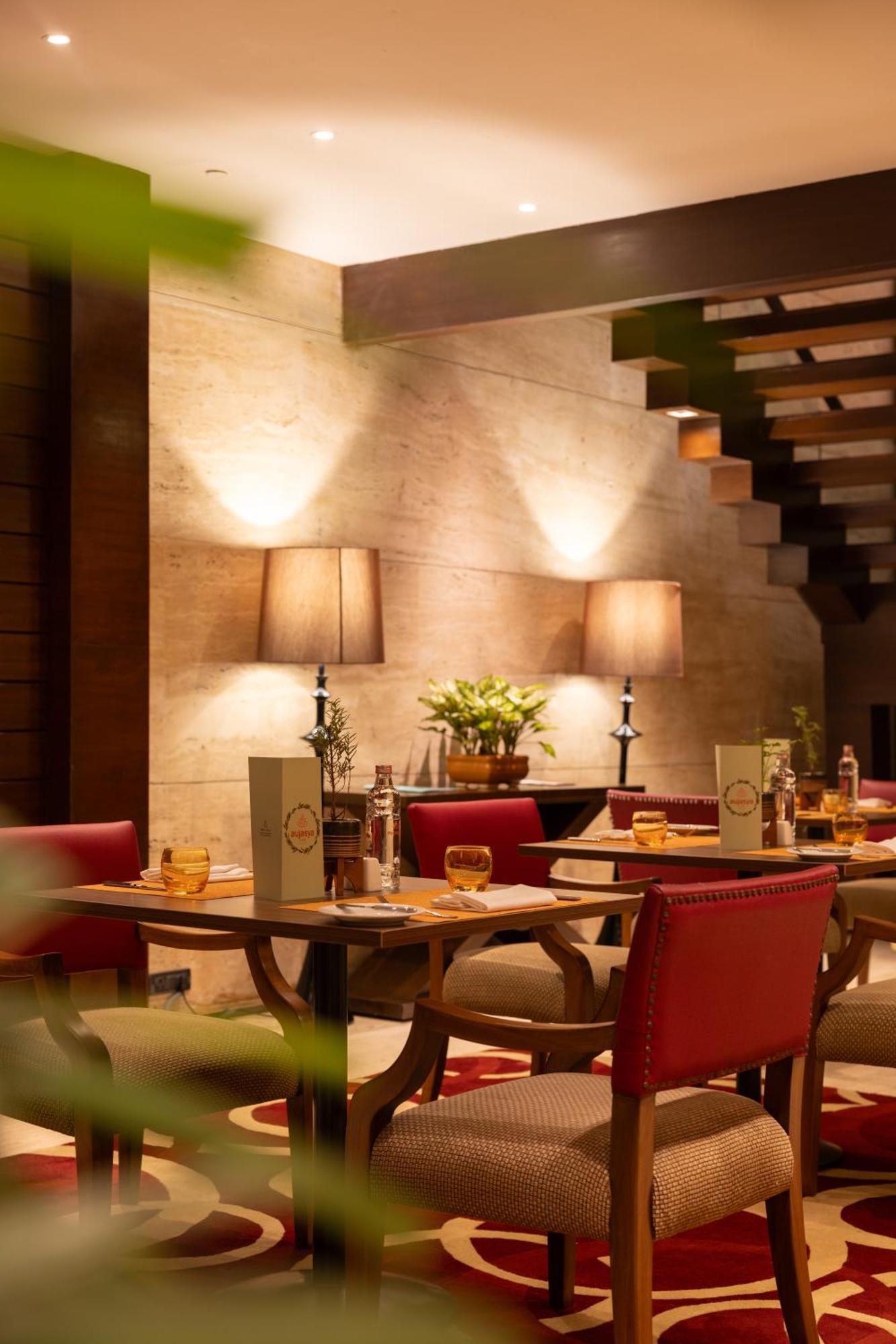 The Leela Ambience Gurugram Hotel & Residences - The Luxury Urban Sanctuary Gurgaon Dış mekan fotoğraf The interior of the restaurant