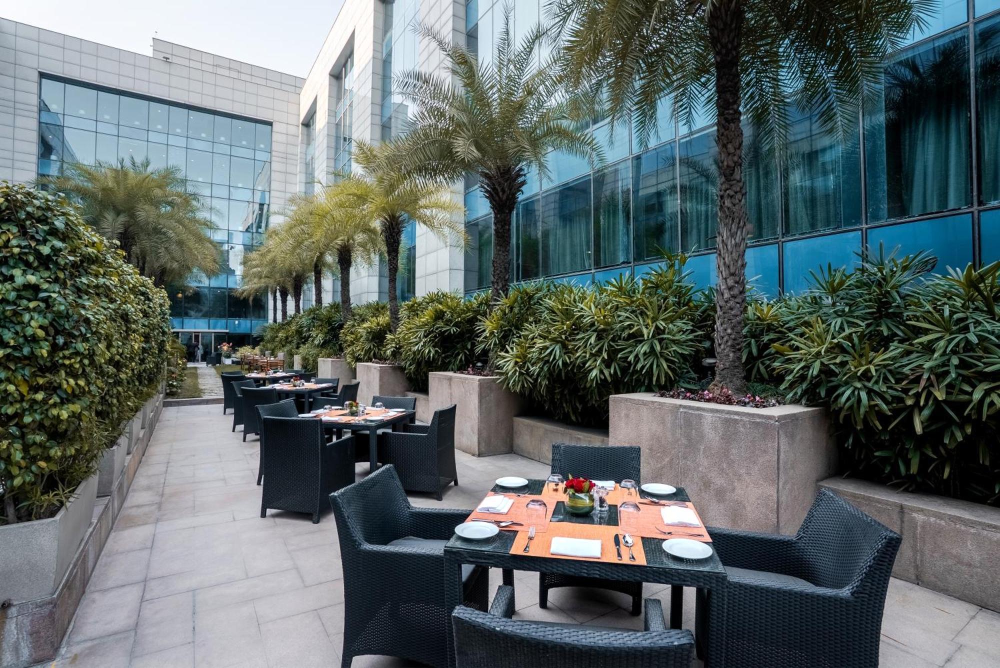 The Leela Ambience Gurugram Hotel & Residences - The Luxury Urban Sanctuary Gurgaon Dış mekan fotoğraf The Park, New Delhi