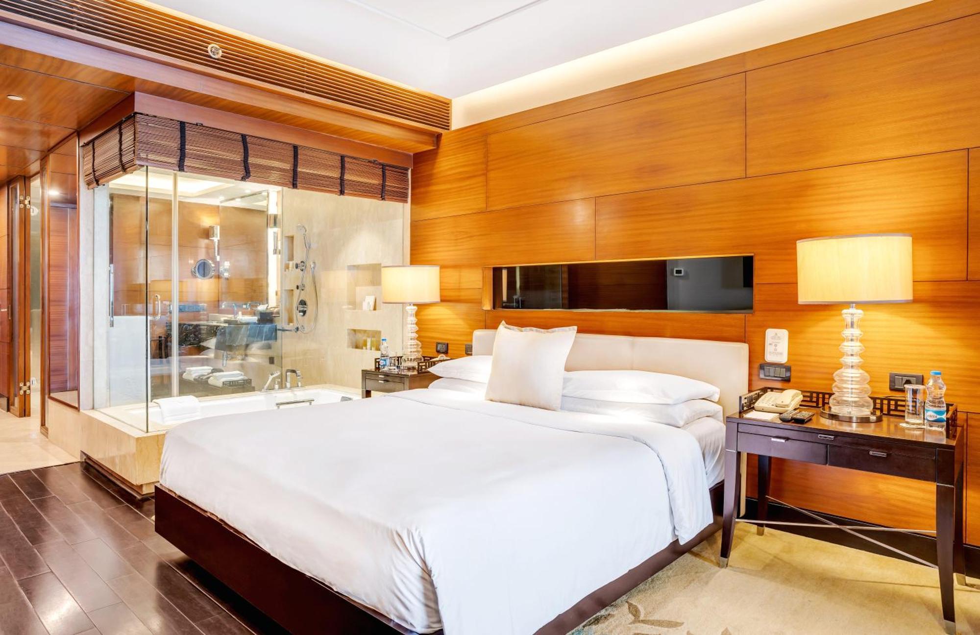 The Leela Ambience Gurugram Hotel & Residences - The Luxury Urban Sanctuary Gurgaon Dış mekan fotoğraf